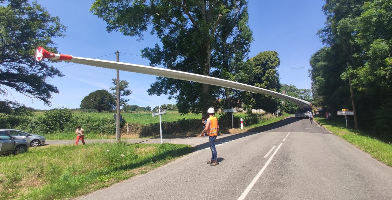 passage sous ligne électrique pâle éolienne