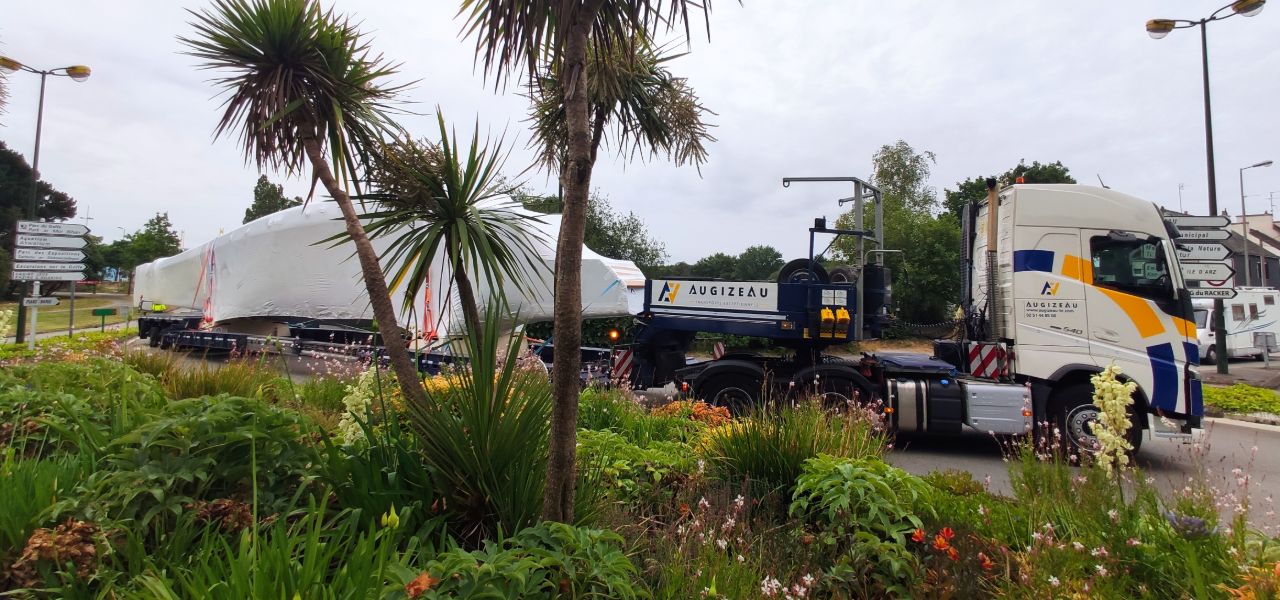 Transport du trimaran passage rond point
